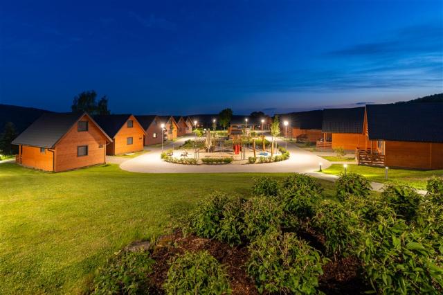 hotel-vega-luhacovice-vecerni-pohled-na-apartmanove-chaty.jpg