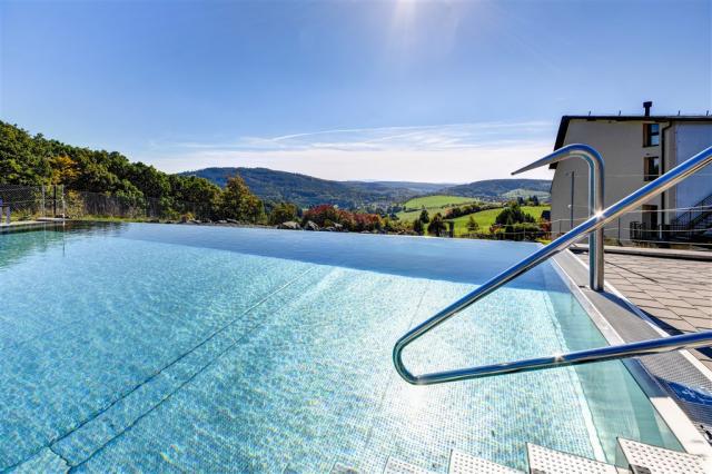 hotel-vega-luhacovice-pohled-na-venkovni-bazen-3.jpg
