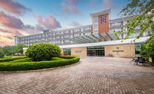hotel-hunguest-buk-madarsko-buk-pohled-na-hotel-zapadni-kridlo.