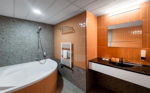 hotel-hunguest-buk-madarsko-buk-apartman-koupelna-zapadni-kridl
