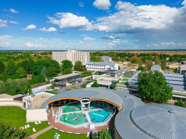 hotel-hunguest-buk-madarsko-buk-pohled-na-hotel-a-lazne.jpg