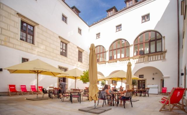 zamecky-hotel-trest-ceska-republika-trest-venkovni-posezeni (2)