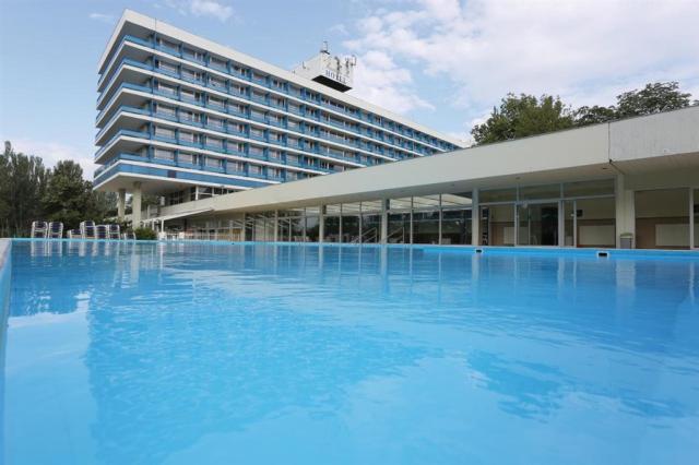 danubius-hotel-annabella-madarsko-balatonfured-pohled-na-hotel-