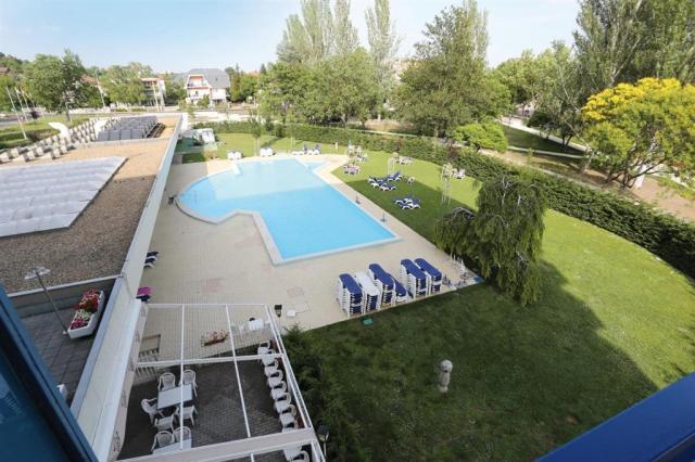 danubius-hotel-annabella-madarsko-balatonfured-pohled-na-zahrad
