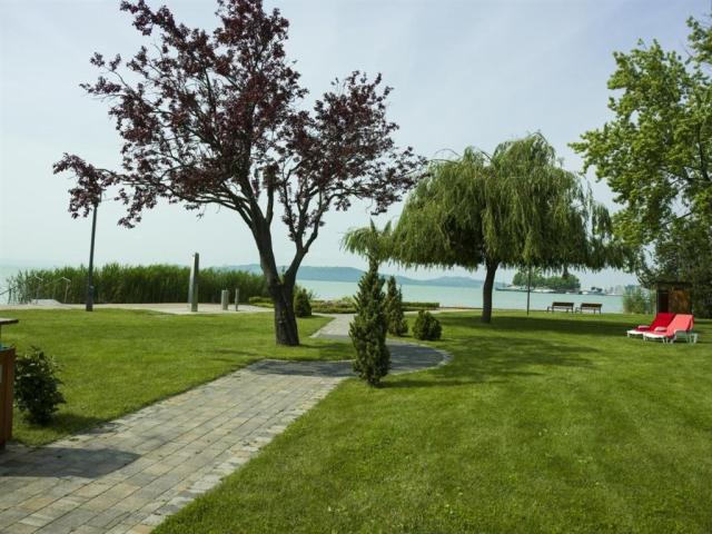 danubius-hotel-annabella-madarsko-balatonfured-pohled-na-zahrad