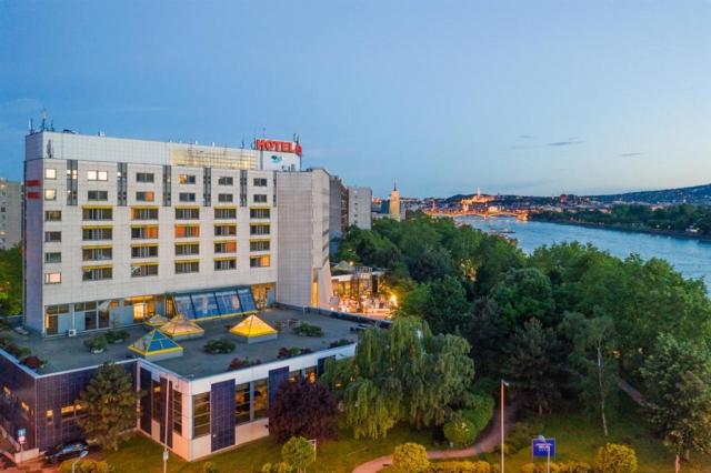 danubius-hotel-helia-madarsko-budapest-pohled-na-hotel (2).jpg