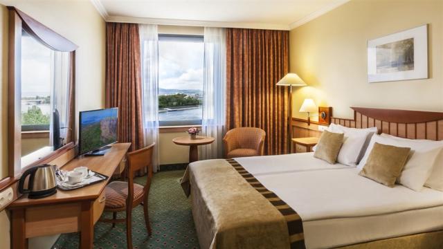 danubius-hotel-helia-madarsko-budapest-superior-pokoj-s-vyhlede