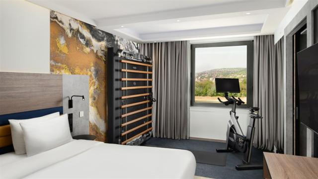 danubius-hotel-helia-madarsko-budapest-lifestyle-suite-pokoj3.j