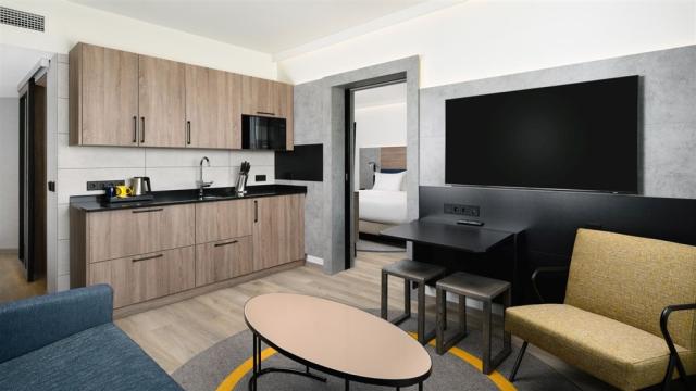 danubius-hotel-helia-madarsko-budapest-lifestyle-suite-pokoj2.j