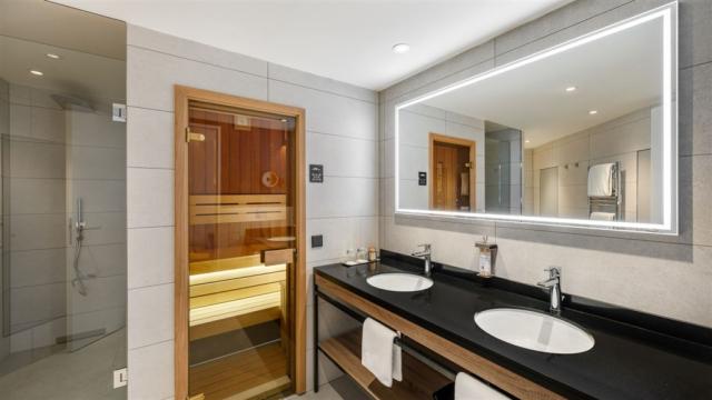 danubius-hotel-helia-madarsko-budapest-lifestyle-suite-pokoj.jp