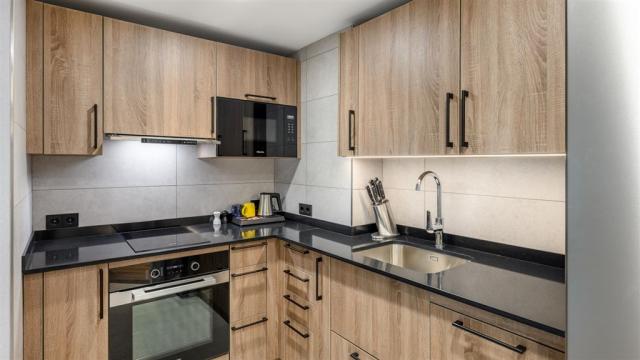danubius-hotel-helia-madarsko-budapest-longstay-suite-pokoj.jpg