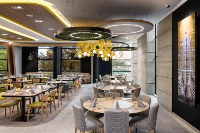 danubius-hotel-helia-madarsko-budapest-restaurace (4).jpg