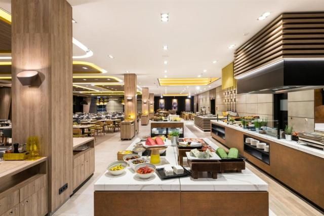 danubius-hotel-helia-madarsko-budapest-restaurace (10).jpg