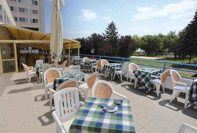 hotel-danubius-marina-madarsko-balatonfured-terasa.jpg