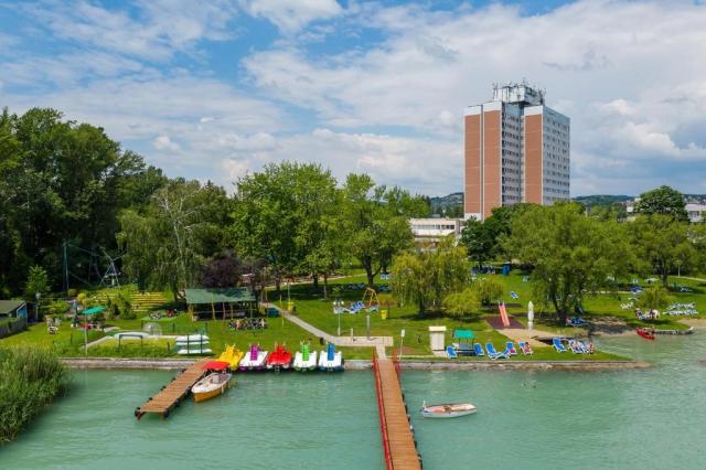 hotel-danubius-marina-madarsko-balatonfured-pohled-na-hotel-a-p