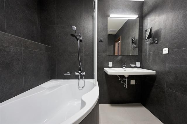 hotel-queens-ceska-republika-marianske-lazne-pokoj-suite-koupel