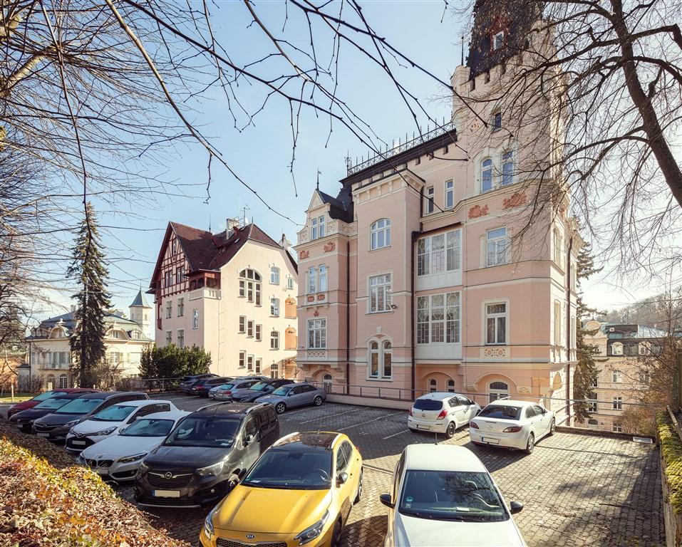 villa-smetana-ceska-republika-karlovy-vary-parkovani.jpg