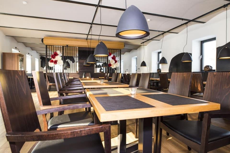 hotel-panstvi-dlouha-lhota-ceska-republika-restaurace (2).jpg