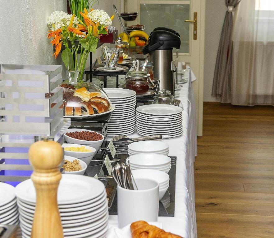 hotel-panstvi-dlouha-lhota-ceska-republika-restaurace-snidane.j