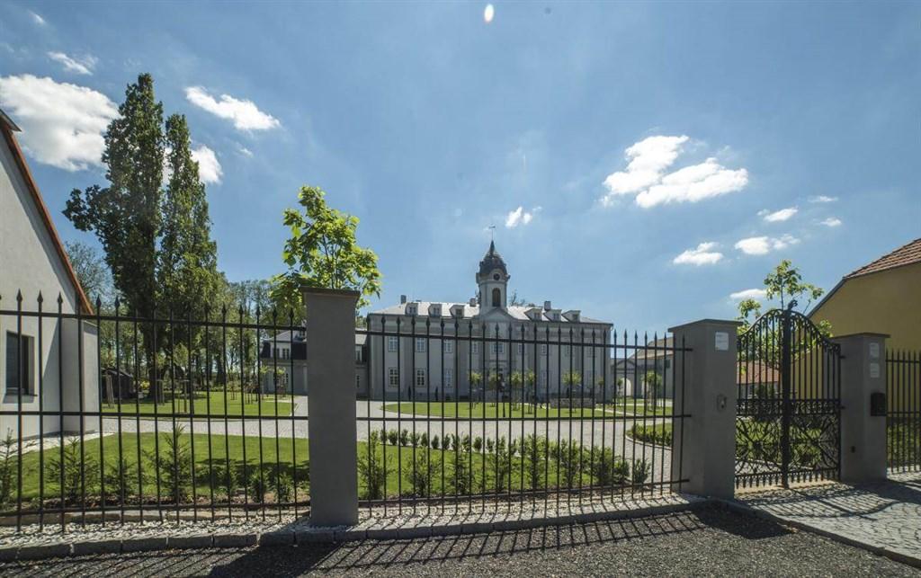 hotel-panstvi-dlouha-lhota-ceska-republika-pohled-na-hotel (3).