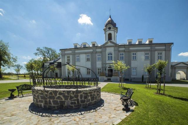hotel-panstvi-dlouha-lhota-ceska-republika-pohled-na-hotel.jpg