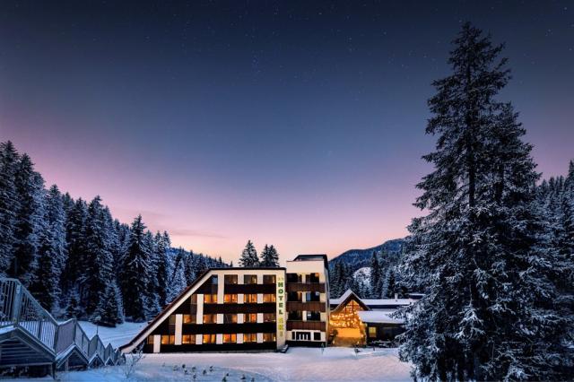 hotel-SKI-slovensko-jasna-pohled-na-hotel-zima.jpg