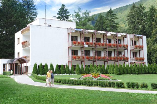 mala-fatra-rajecke-teplice-slovensko-pohled-na-hotel.jpg