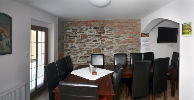 apartmany-stein-bozi-dar-jidelni-stul.jpg
