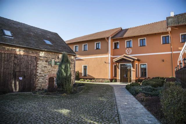 hotel-amalka-ceska-republika-straskov-pohled-na-hotel (2).jpg
