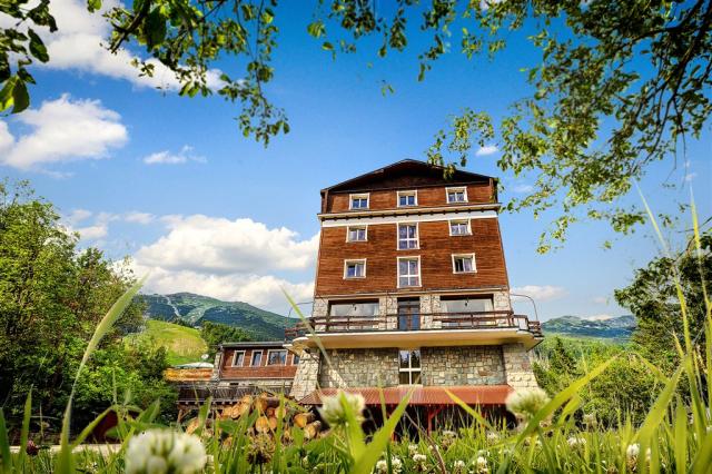 hotel-srdiecko-slovensko-chopok-pohled-na-hotel (3).png