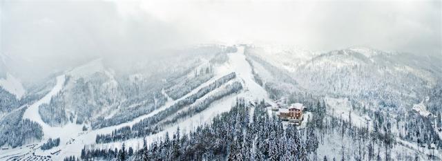 hotel-srdiecko-slovensko-chopok-pohled-na-hotel-v-zime.png