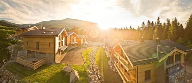 chalets-jasna-collection-slovensko-jasna-pohled-na-chaty-v-lete