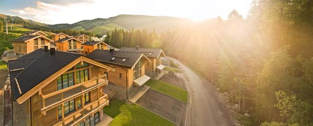 chalets-jasna-collection-slovensko-jasna-pohled-na-chaty-v-lete