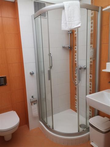 hotel-skalni-mlyn-blansko-koupelna-standard.jpg