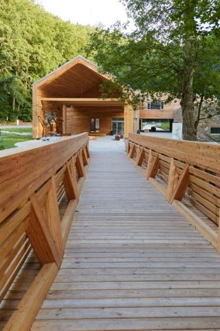 hotel-skalni-mlyn-blansko-okoli-hotelu.jpg