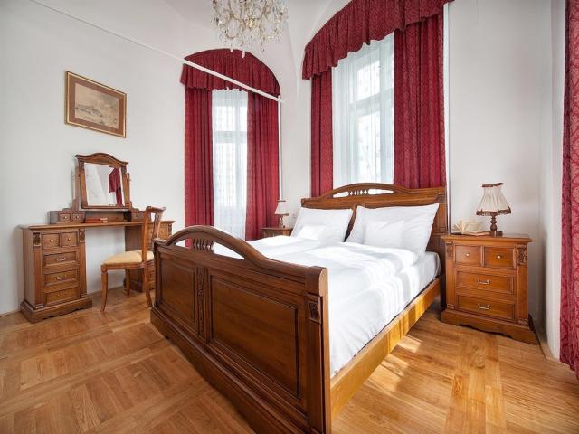 zamecky-hotelhruba_skala_luzko.jpg