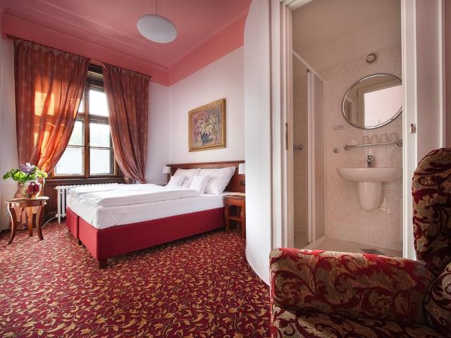 zamecky-hotelhruba_skala_pokoj s koupelnou.jpg