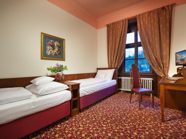 zamecky-hotelhruba_skala_pokoj-rodinny.jpg