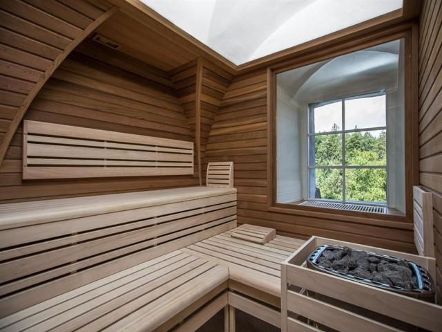 zamecky-hotelhruba_skala_sauna s vyhledem.jpg