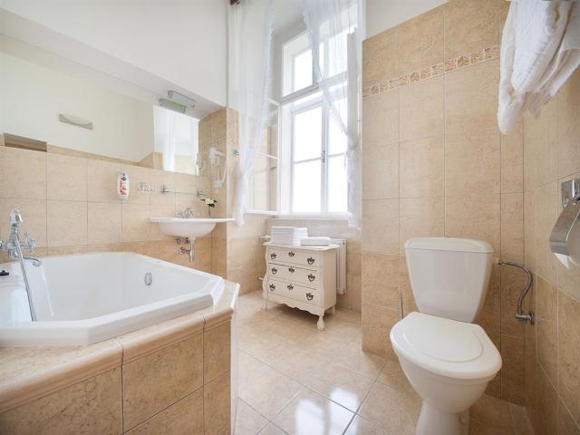 zamecky-hotelhruba_skala_lux-koupelna.jpg