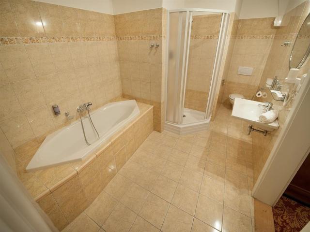 zamecky-hotelhruba_skala_koupelna-celkovy.jpg