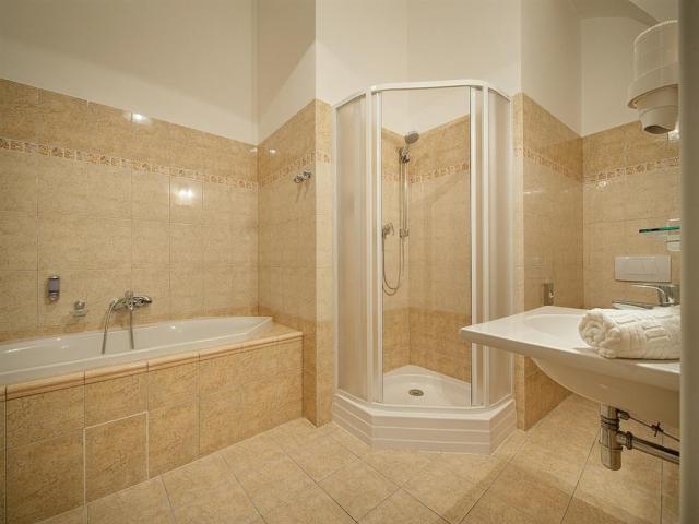zamecky-hotelhruba_skala_koupelna.jpg