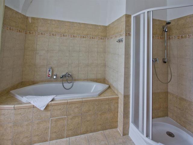 zamecky-hotelhruba_skala_vana.jpg