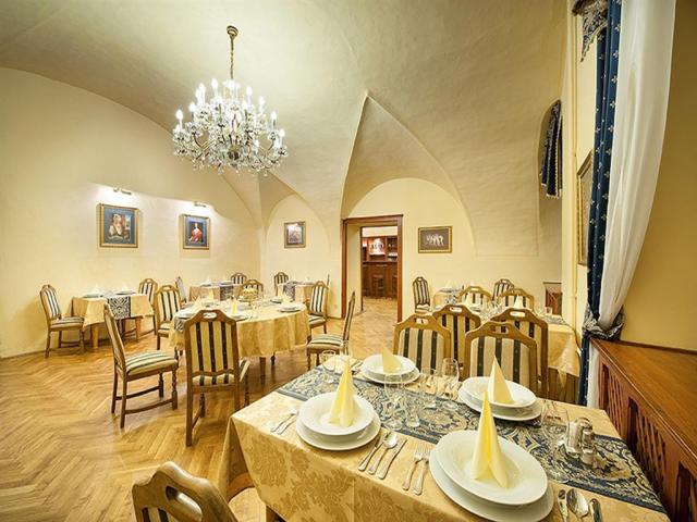zamecky-hotelhruba_skala_jidelna-hotelu.jpg