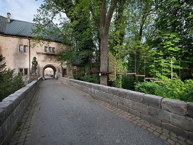 zamecky-hotelhruba_skala_lanovy park vstup.jpg