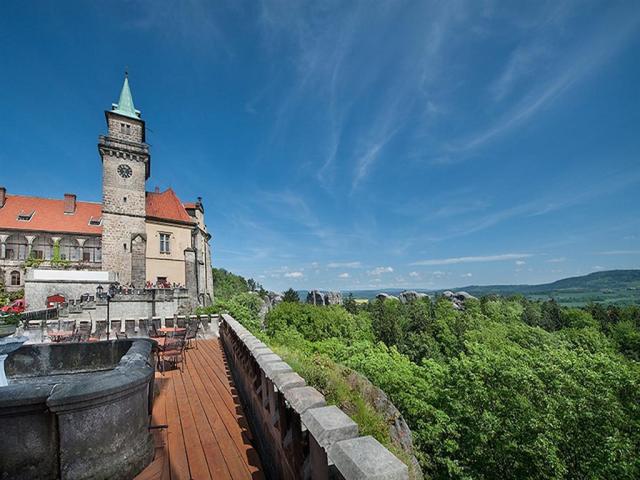 zamecky-hotelhruba_skala_terasa.jpg