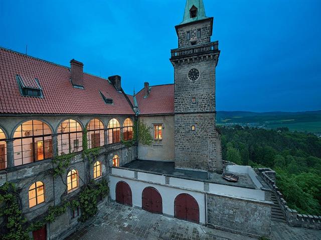 zamecky-hotelhruba_skala_vecerni-exterier.jpg