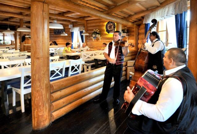 koliba-kamzík-slovenské-stary-smokovec-restaurace (2).jpg