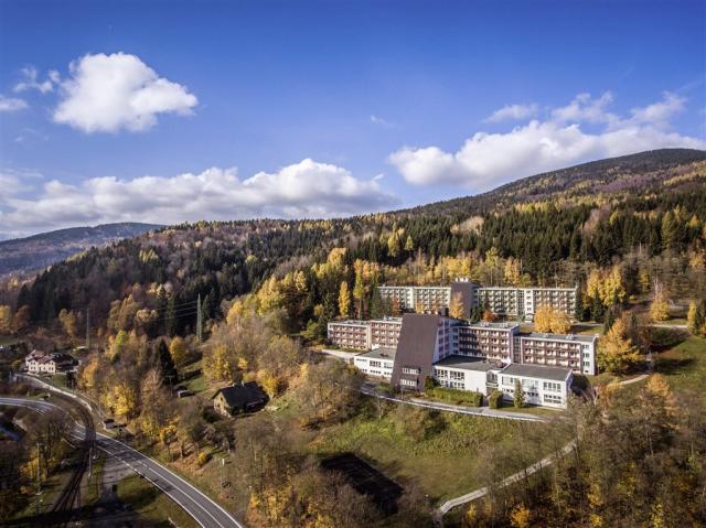 hotel-dlouhe-strane-kouty-nad-desnou-pohled-na-hotel1.jpg