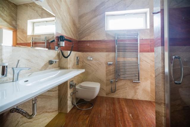 hotel-nivamare-ceska-republika-luhacovice-pokoj-exclusive-koupe
